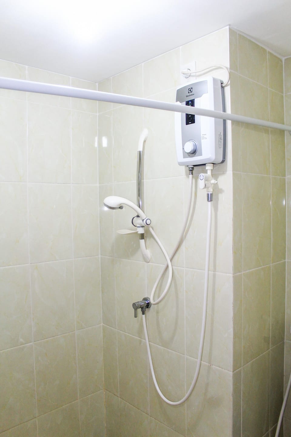 Shower, towels, shampoo