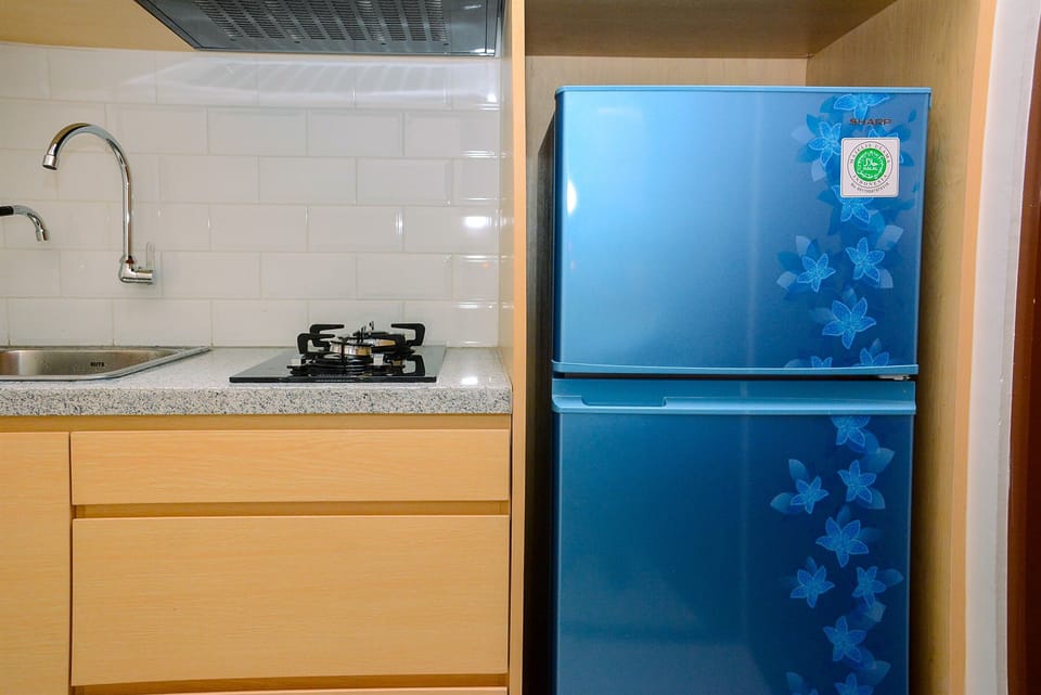 Room | Private kitchenette | Fridge, stovetop, cookware/dishes/utensils
