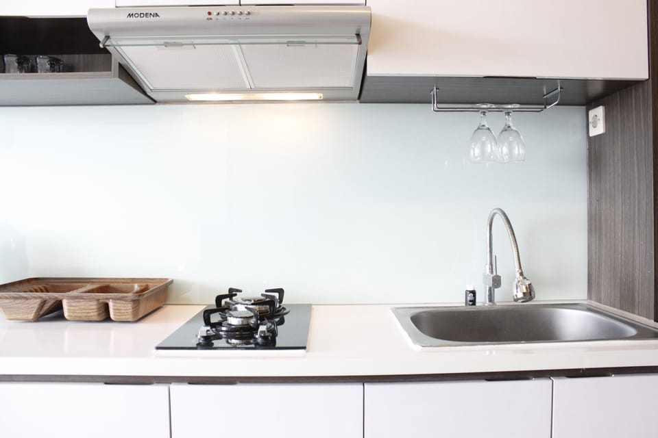 Room | Private kitchenette | Fridge, stovetop, cookware/dishes/utensils