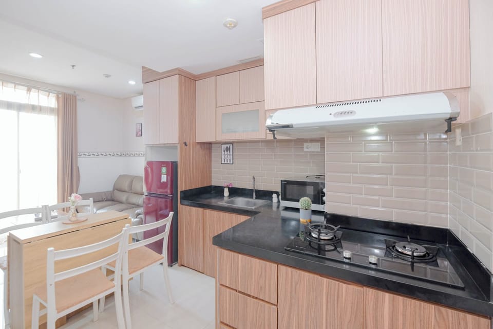 Room | Private kitchen | Fridge, microwave, stovetop, cookware/dishes/utensils