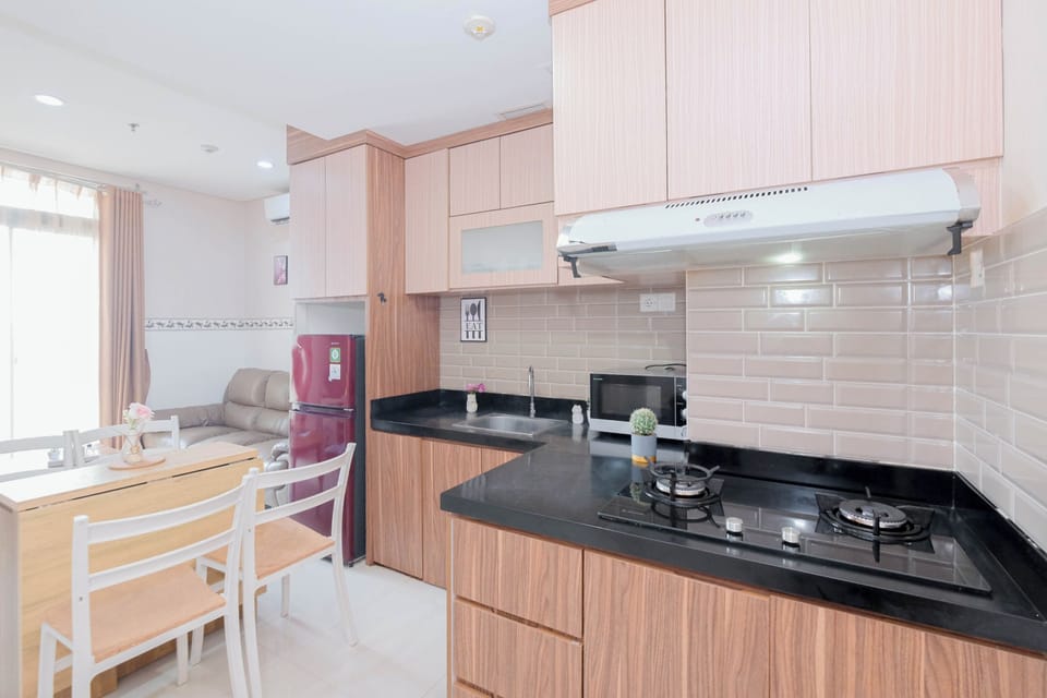 Room | Private kitchen | Fridge, microwave, stovetop, cookware/dishes/utensils