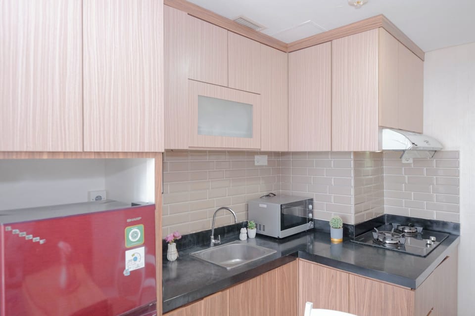Room | Private kitchen | Fridge, microwave, stovetop, cookware/dishes/utensils