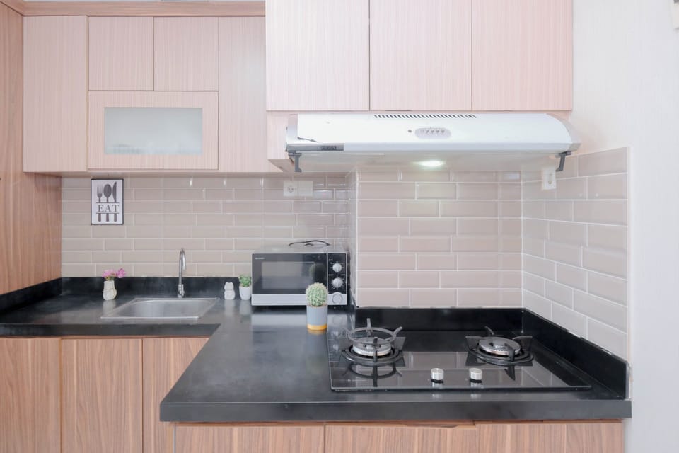 Room | Private kitchen | Fridge, microwave, stovetop, cookware/dishes/utensils
