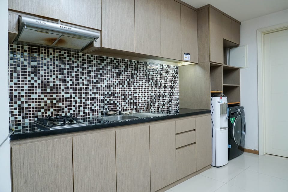 Room | Private kitchenette | Fridge, stovetop, cookware/dishes/utensils