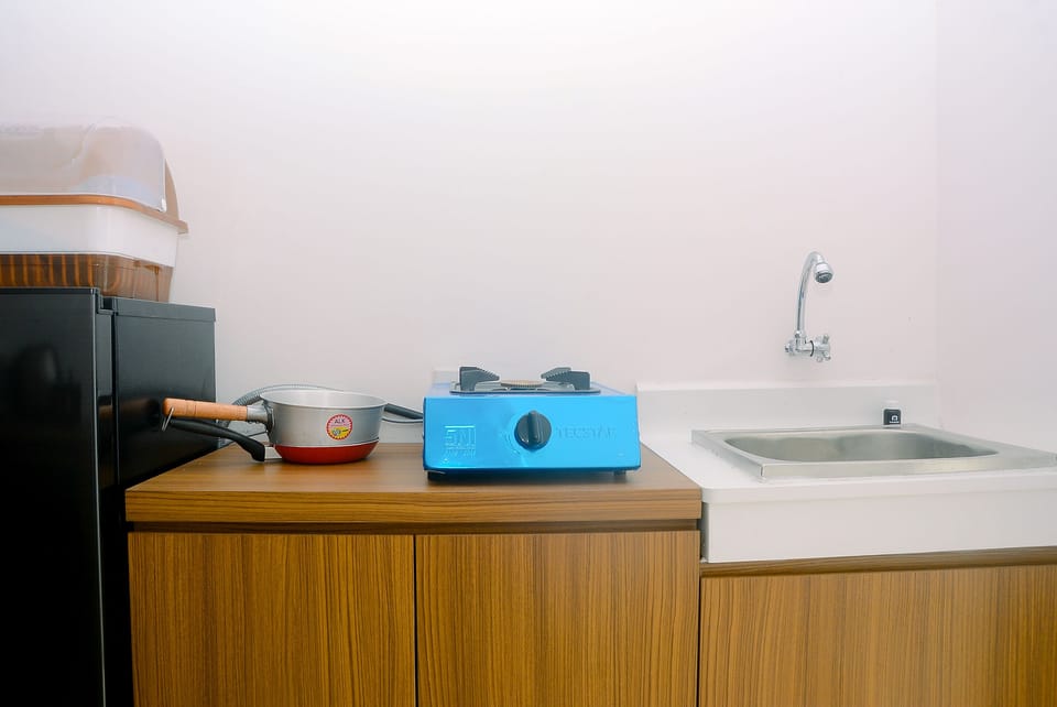 Room | Private kitchenette | Fridge, stovetop, cookware/dishes/utensils