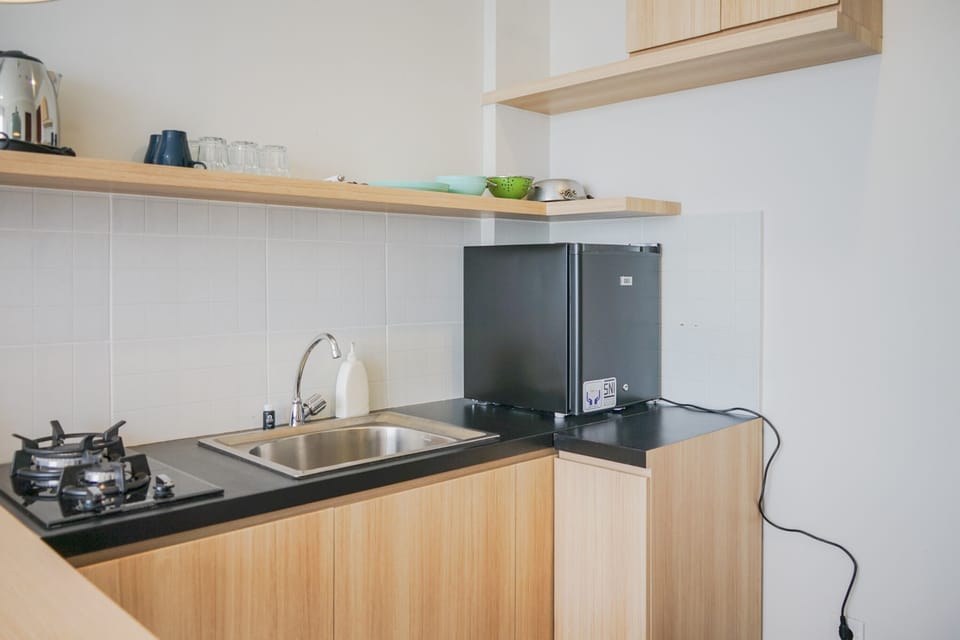 Room | Private kitchenette | Fridge, stovetop, cookware/dishes/utensils