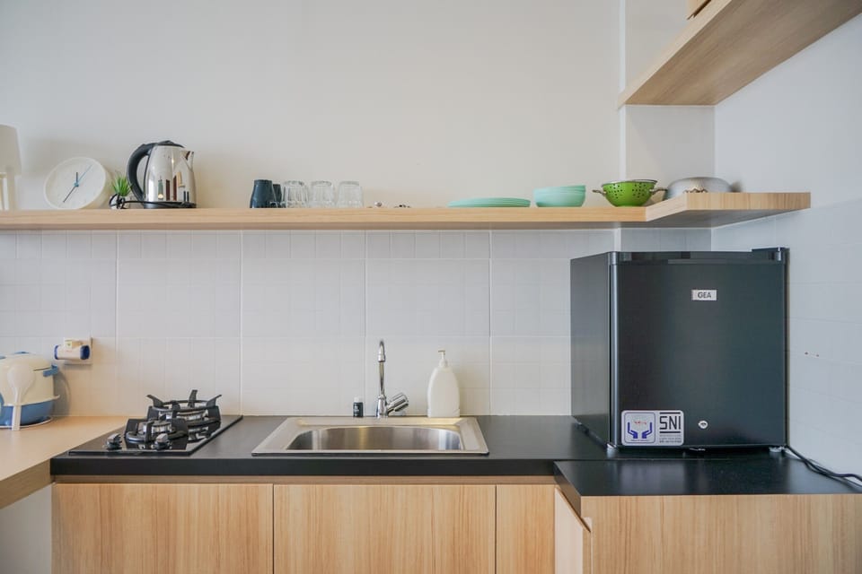 Room | Private kitchenette | Fridge, stovetop, cookware/dishes/utensils
