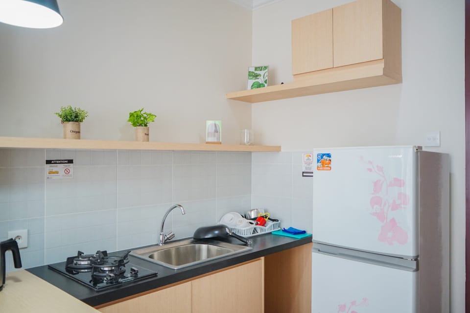 Room | Private kitchen | Fridge, stovetop, cookware/dishes/utensils