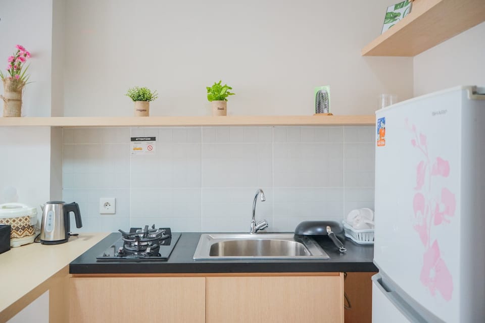 Room | Private kitchen | Fridge, stovetop, cookware/dishes/utensils