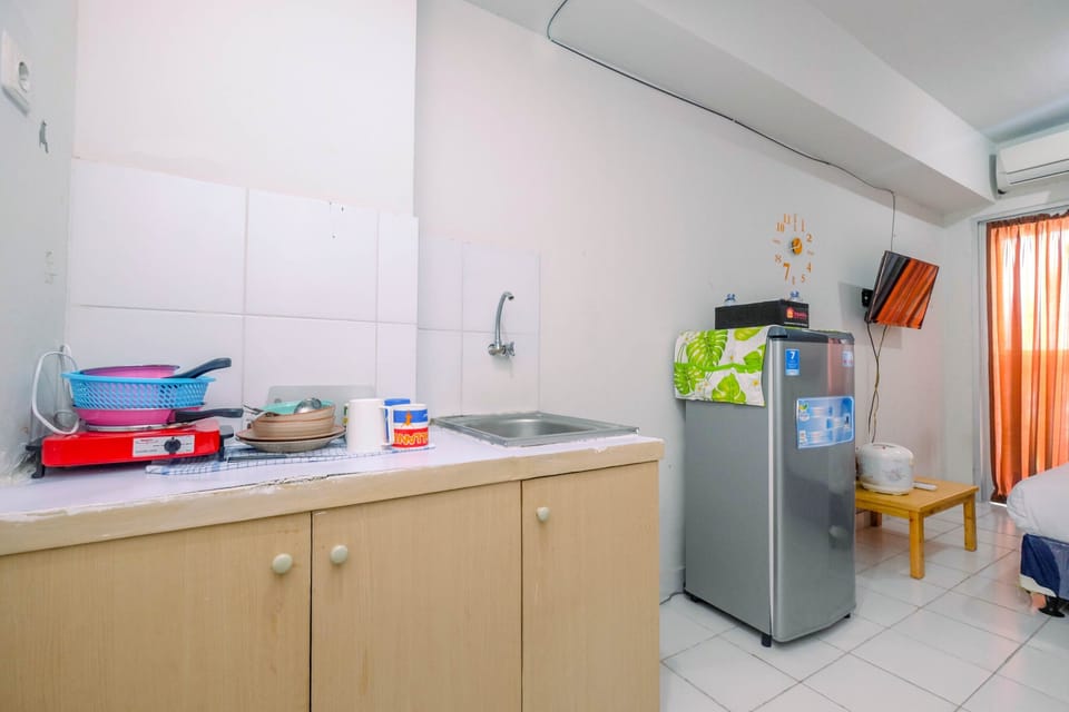Room | Private kitchenette | Fridge, stovetop, cookware/dishes/utensils