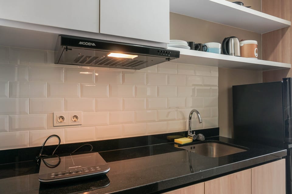 Room | Private kitchenette | Fridge, stovetop, cookware/dishes/utensils