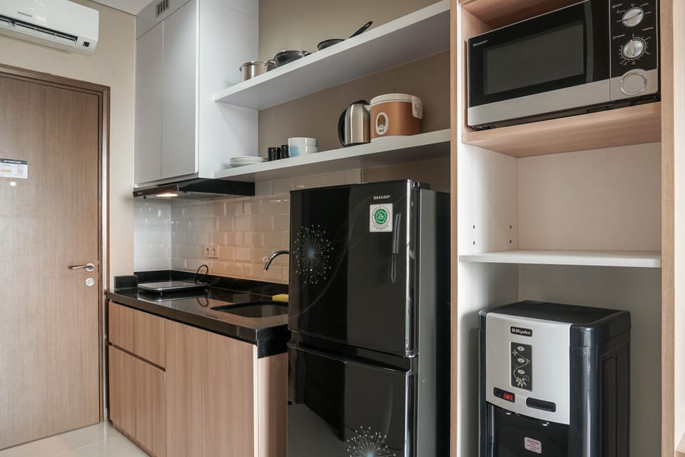 Room | Private kitchenette | Fridge, stovetop, cookware/dishes/utensils