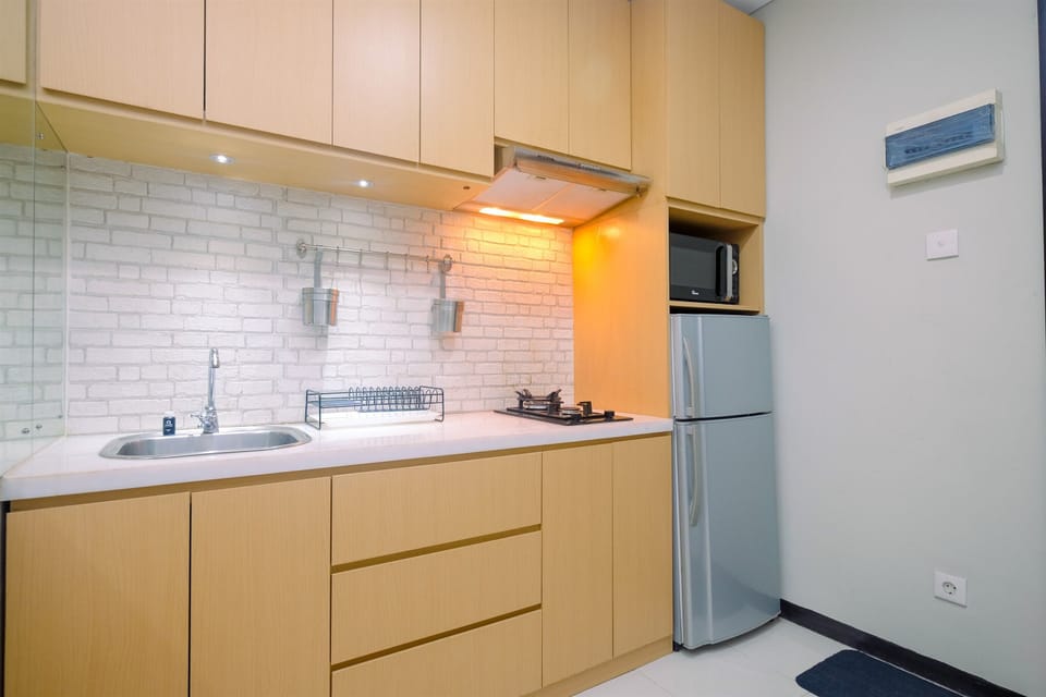 Room | Private kitchenette | Fridge, stovetop, cookware/dishes/utensils