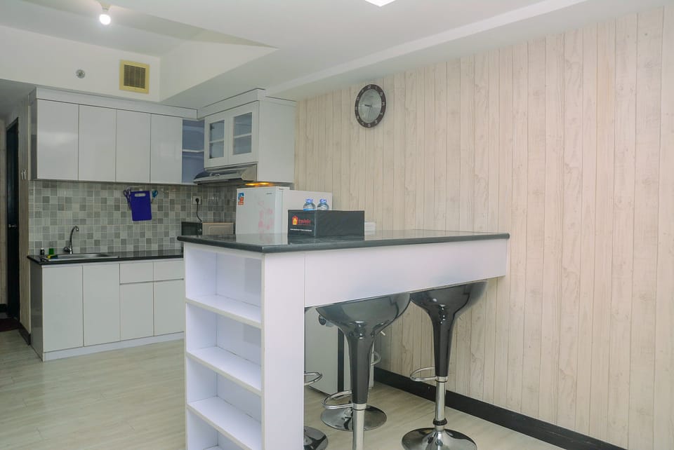 Room | Private kitchen | Fridge, stovetop, cookware/dishes/utensils