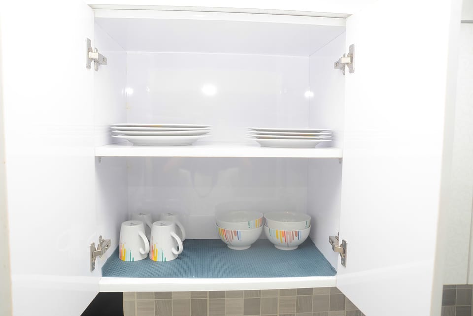 Room | Private kitchenette | Fridge, stovetop, cookware/dishes/utensils
