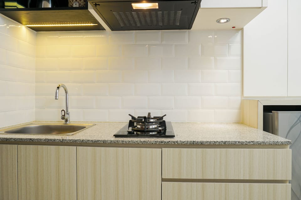 Room | Private kitchenette | Fridge, stovetop, cookware/dishes/utensils