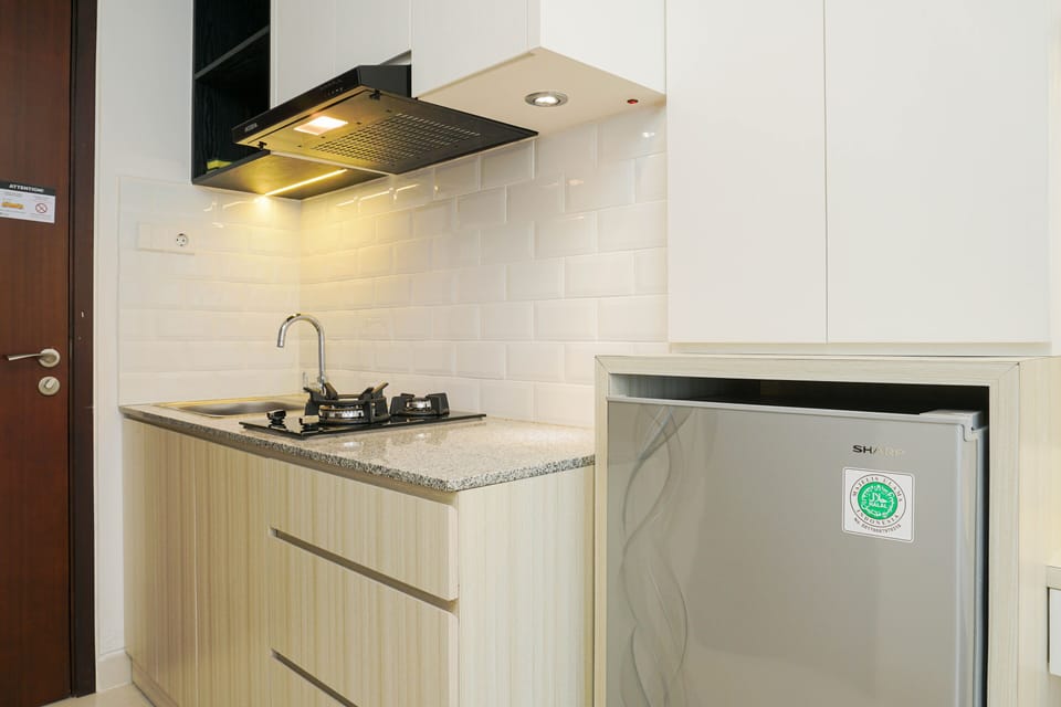 Room | Private kitchenette | Fridge, stovetop, cookware/dishes/utensils