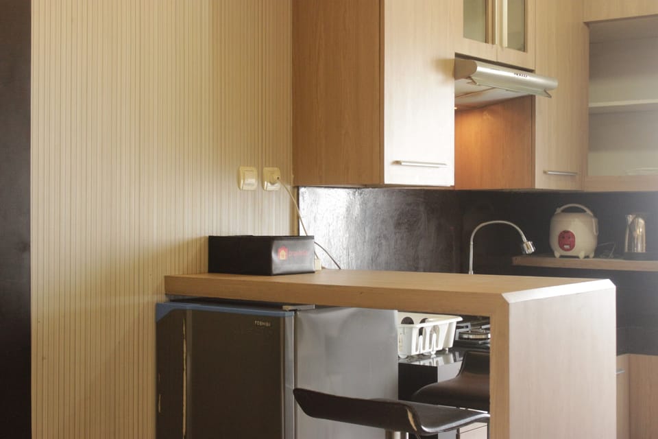 Room | Private kitchenette | Fridge, stovetop, cookware/dishes/utensils