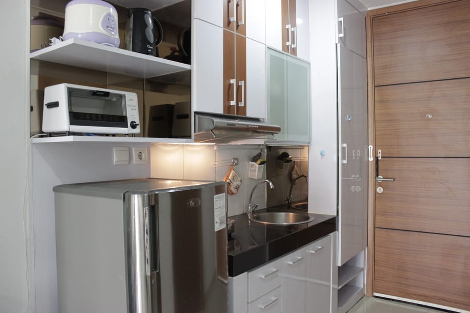 Room | Private kitchenette | Fridge, stovetop, cookware/dishes/utensils