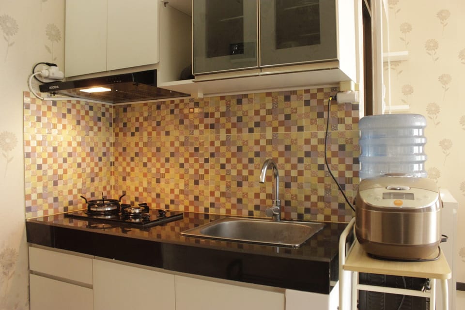 Room | Private kitchenette | Fridge, stovetop, cookware/dishes/utensils