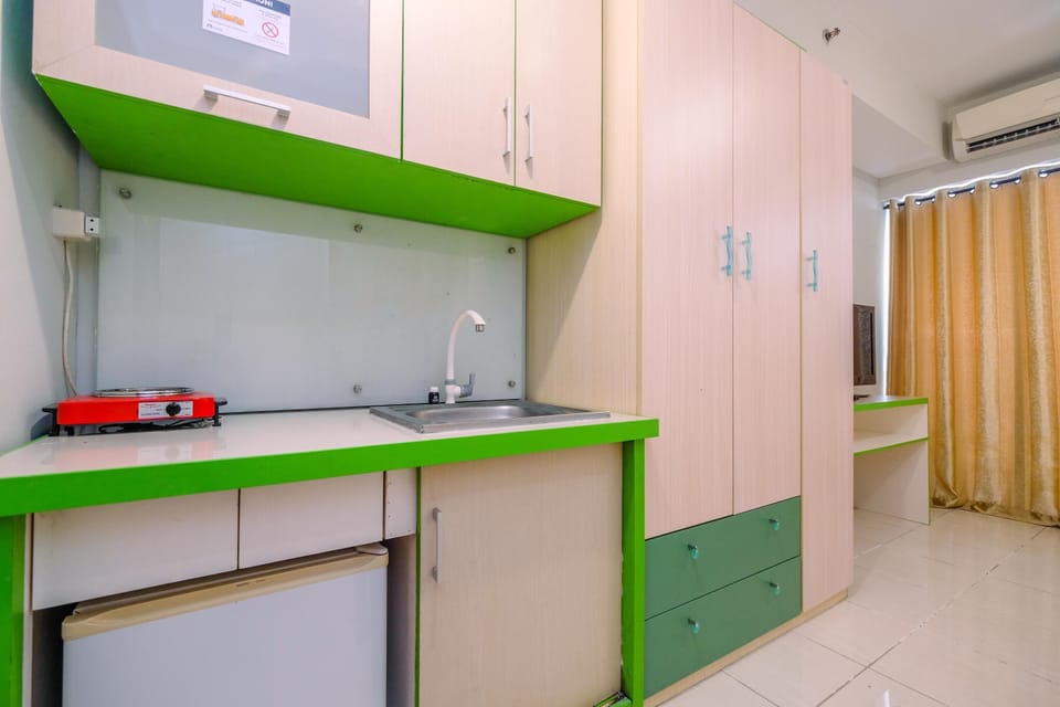 Room | Private kitchenette | Fridge, stovetop, cookware/dishes/utensils