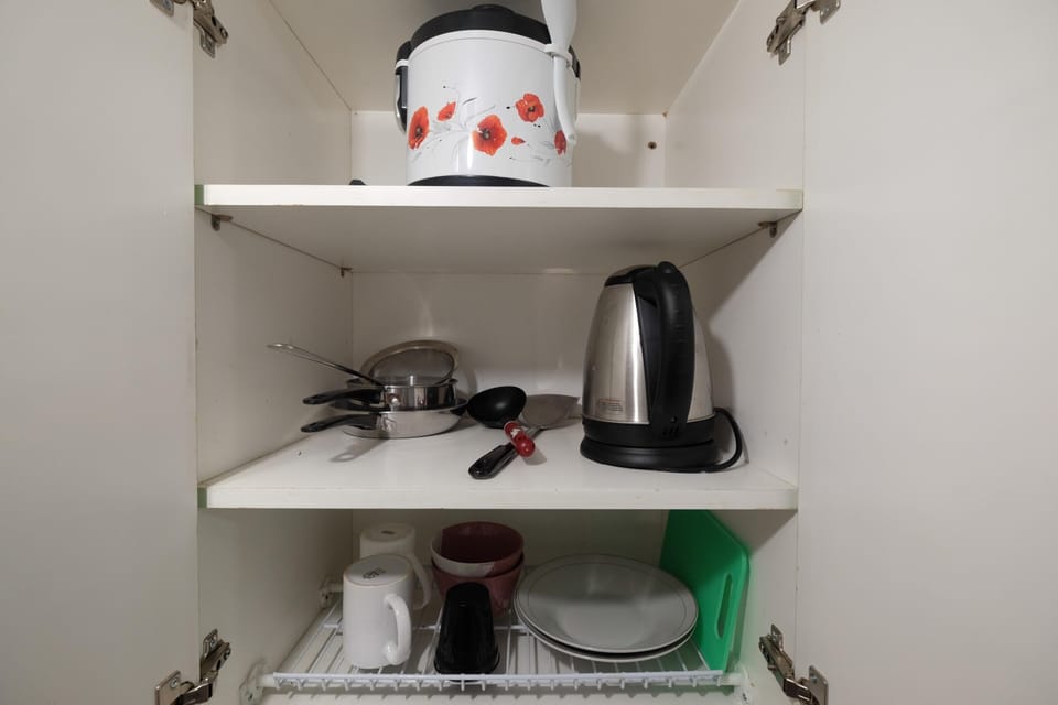 Room | Private kitchenette | Fridge, stovetop, cookware/dishes/utensils