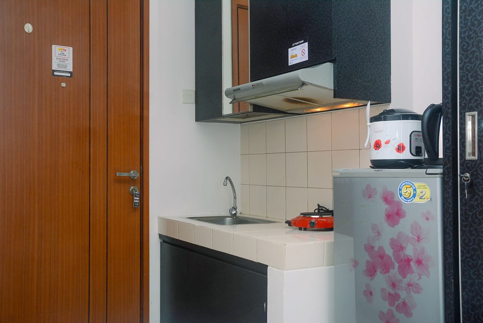 Room | Private kitchenette | Fridge, stovetop, cookware/dishes/utensils