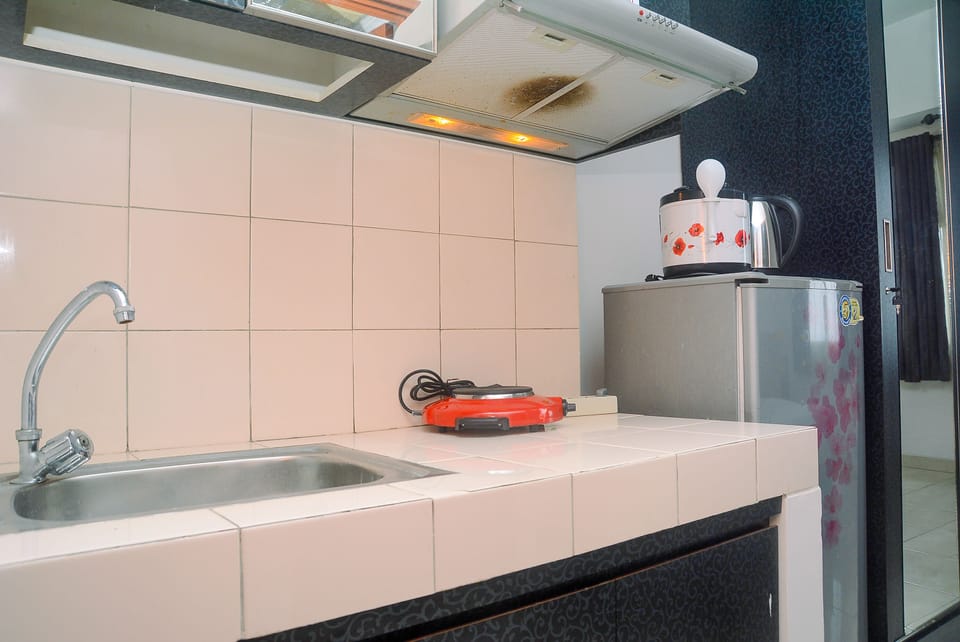 Room | Private kitchenette | Fridge, stovetop, cookware/dishes/utensils