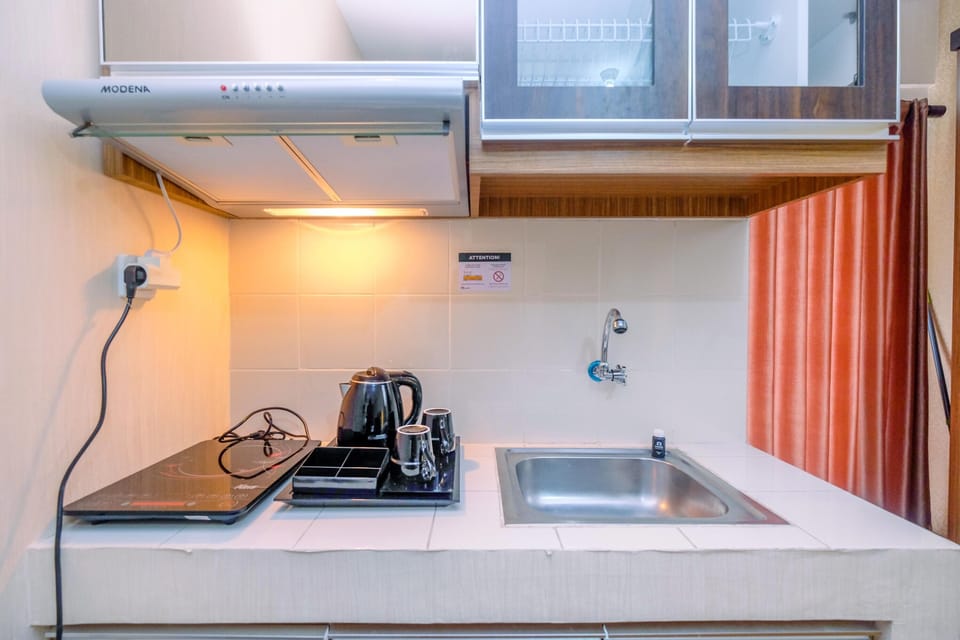 Room | Private kitchenette | Fridge, stovetop, cookware/dishes/utensils