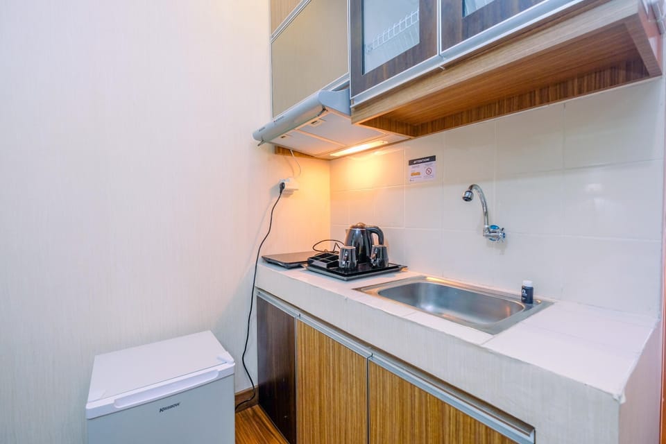 Room | Private kitchenette | Fridge, stovetop, cookware/dishes/utensils