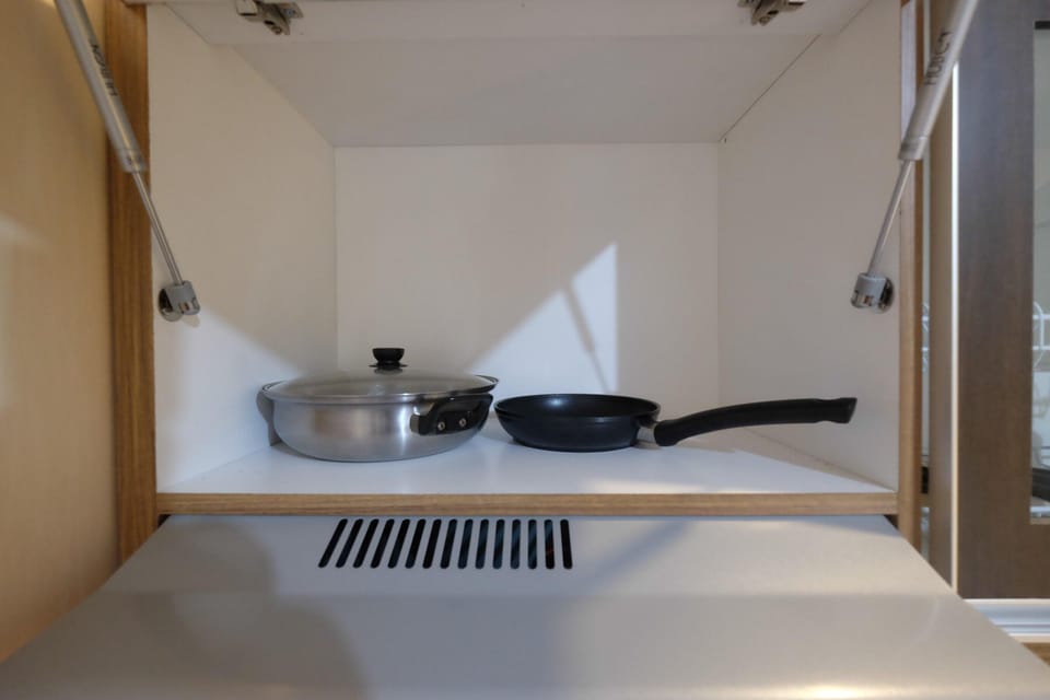 Room | Private kitchenette | Fridge, stovetop, cookware/dishes/utensils