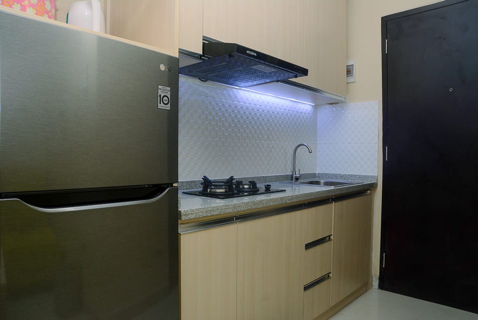 Room | Private kitchenette | Fridge, stovetop, cookware/dishes/utensils