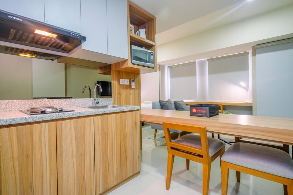 Room | Private kitchenette | Fridge, stovetop, cookware/dishes/utensils