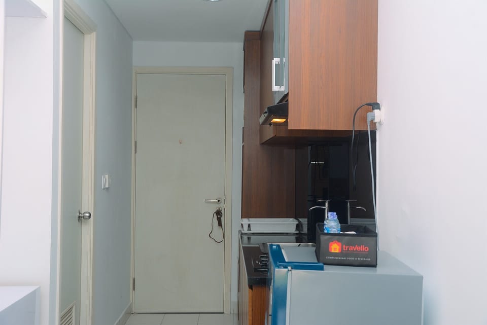 Room | Private kitchenette | Fridge, stovetop, electric kettle, cookware/dishes/utensils
