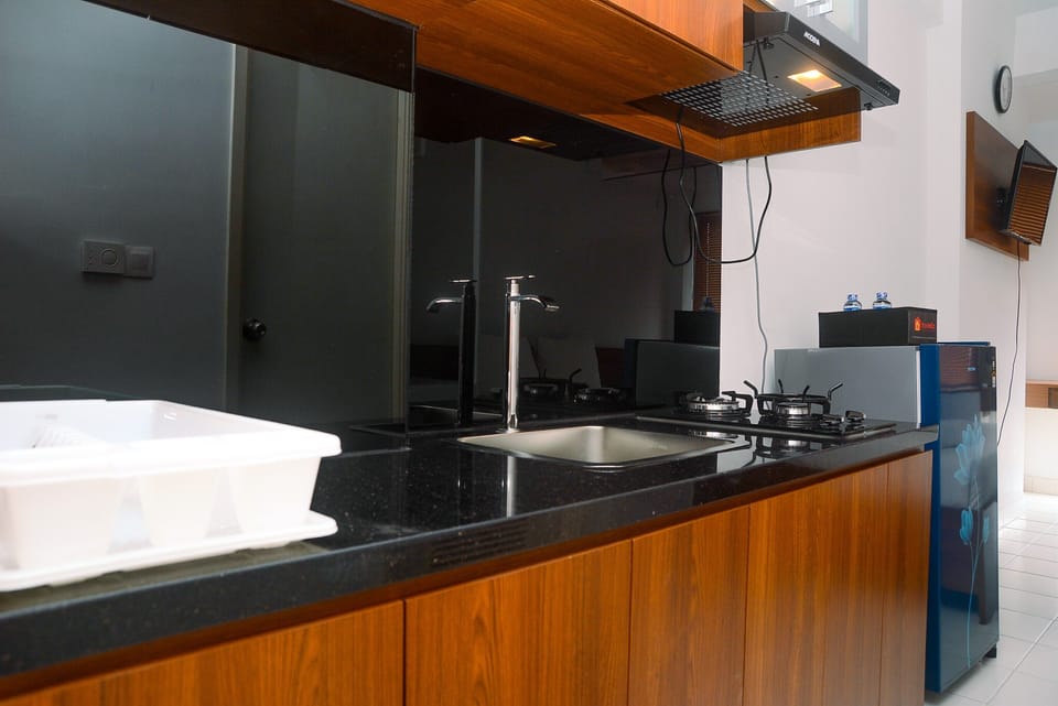 Room | Private kitchenette | Fridge, stovetop, electric kettle, cookware/dishes/utensils