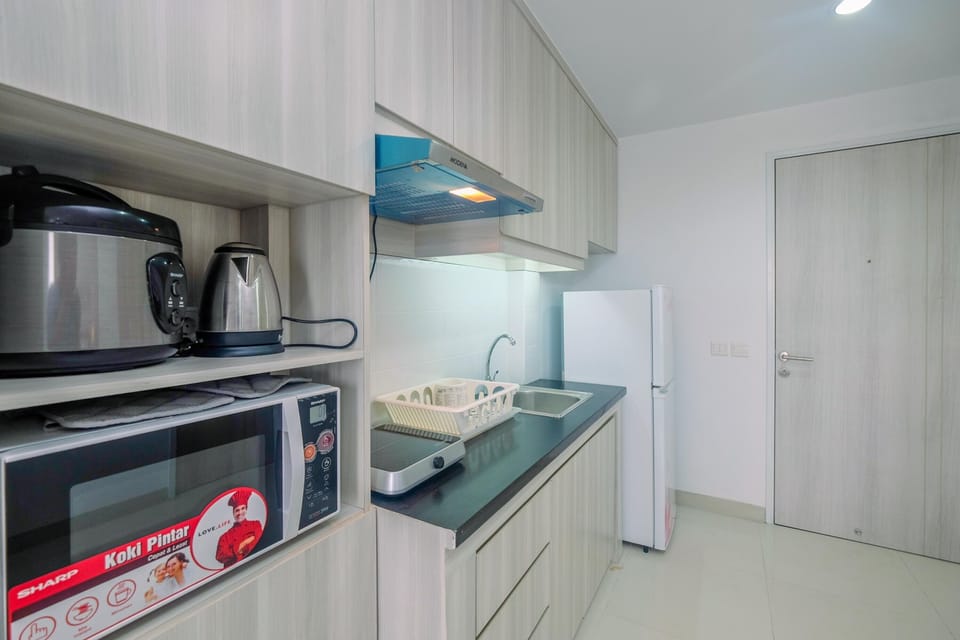 Room | Private kitchenette | Fridge, stovetop, cookware/dishes/utensils