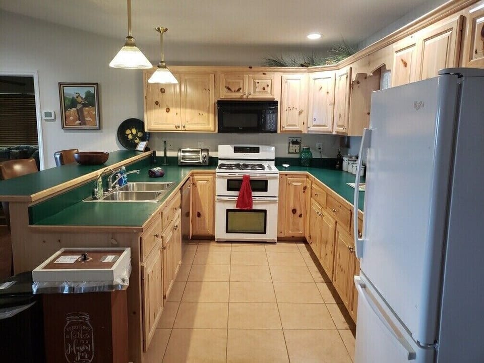 Fully furnished kitchen.