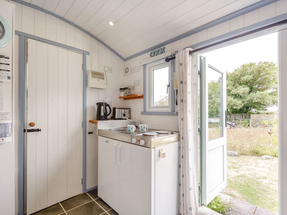 Cottage | Private kitchen | Fridge, dishwasher, cookware/dishes/utensils