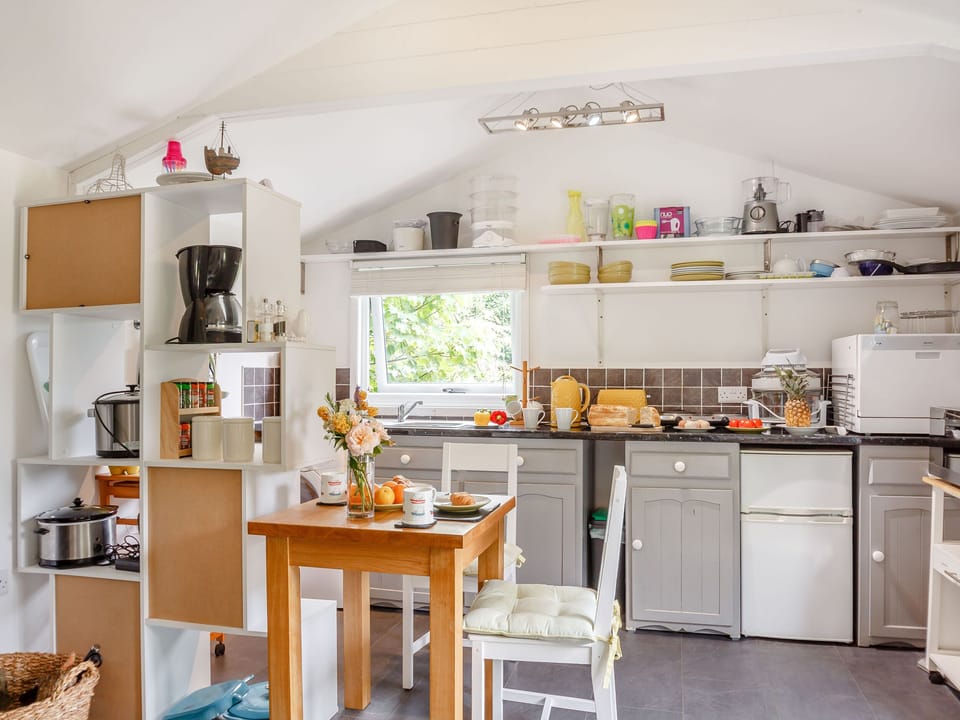Cottage | Private kitchen | Fridge, dishwasher, cookware/dishes/utensils