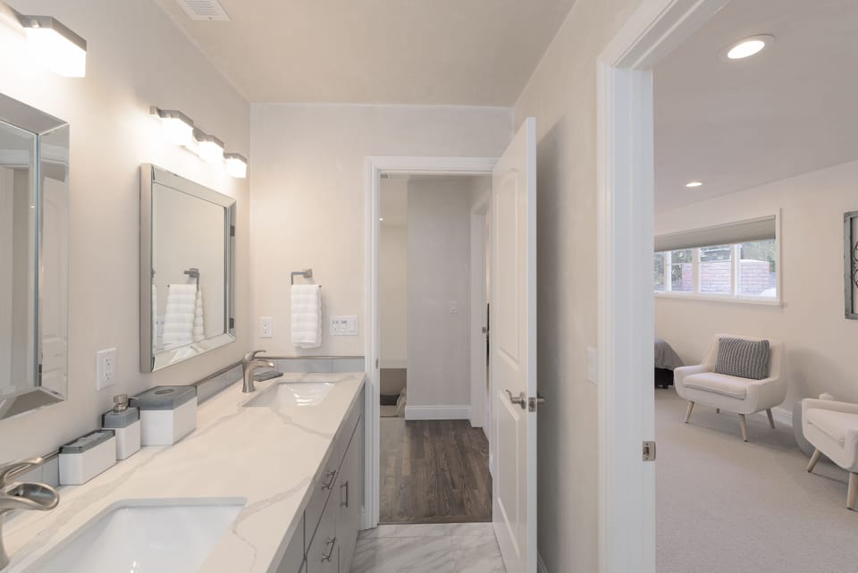Upper Floor Bathroom, Shower-Over-Tub