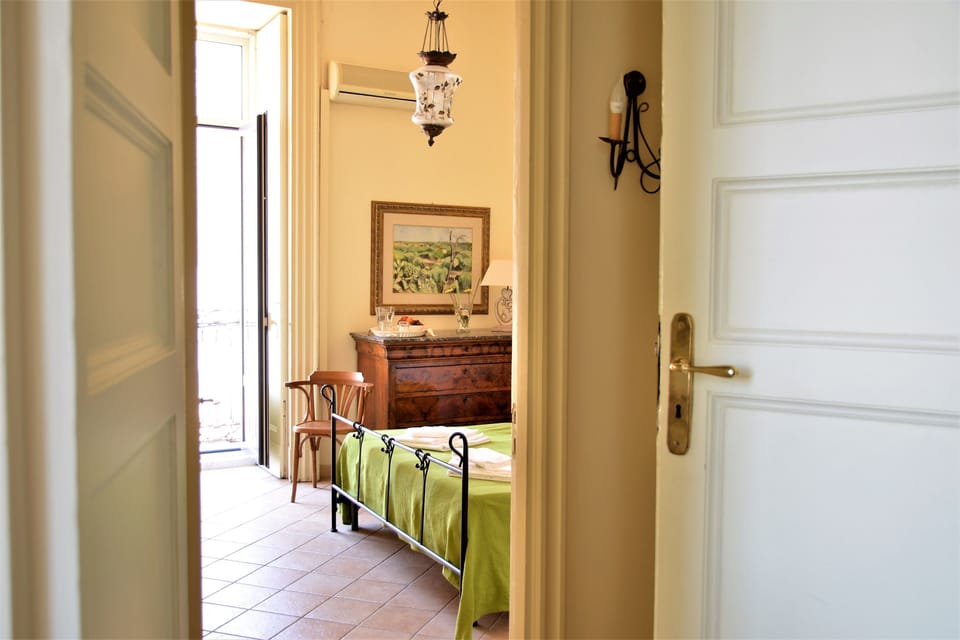 Luxury Suite, Ensuite | Desk, iron/ironing board, free WiFi, bed sheets