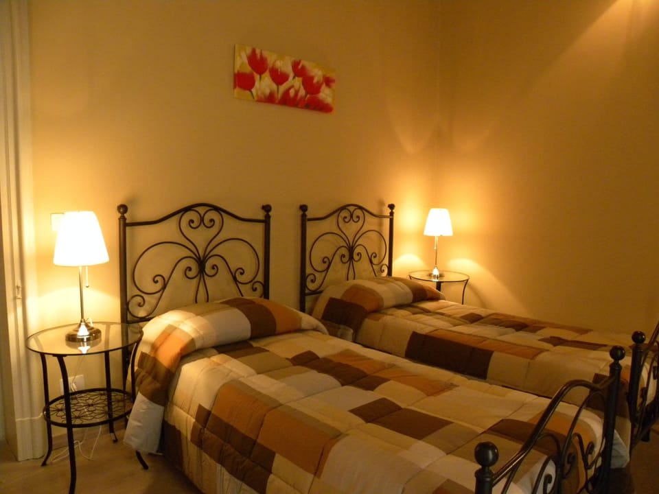 Triple Room, Private Bathroom | Desk, free WiFi