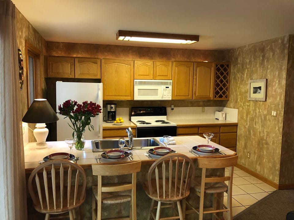 Crockpot, coffee maker, pots/pans, dishes, glasses - everything you need is here