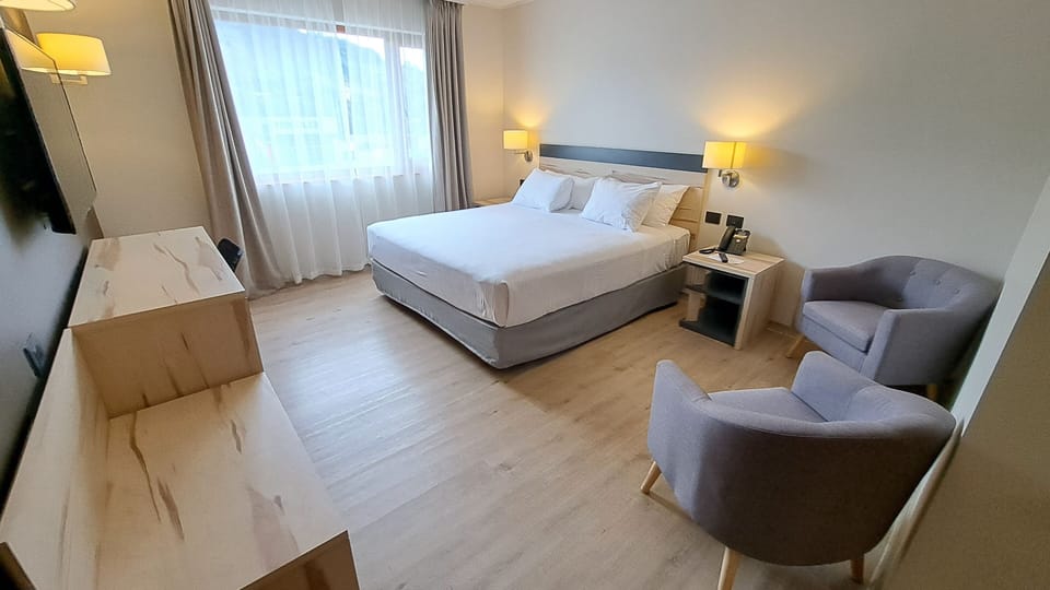 Standard Room | Minibar, in-room safe, desk, soundproofing