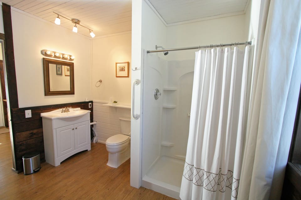 Lexington- with refrigerator | Bathroom | Free toiletries, hair dryer, towels
