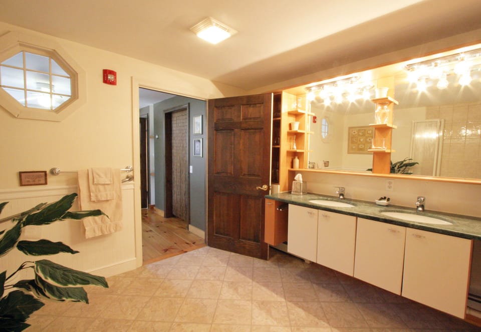 Sweden Suite with refrigerator | Bathroom | Free toiletries, hair dryer, towels