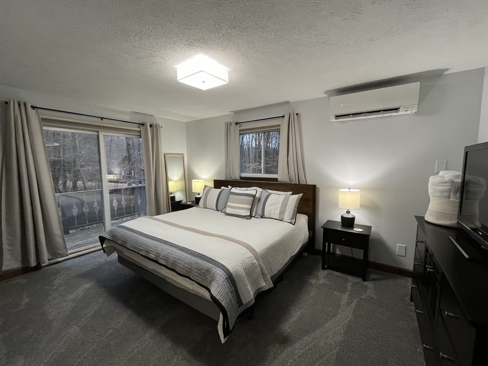 2nd Floor Main King Bedroom with en suite Bathroom