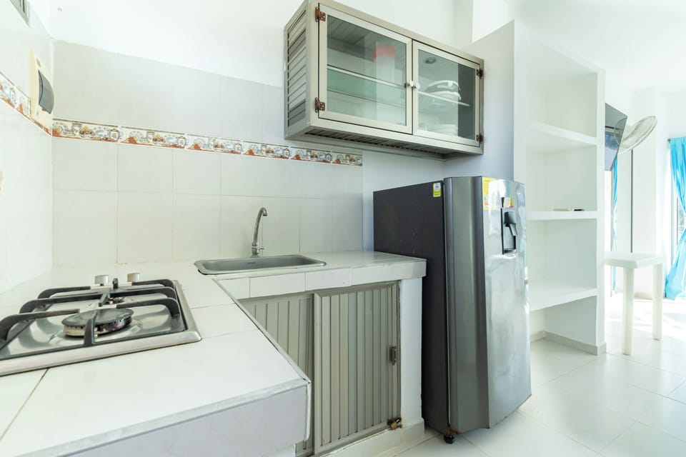 Family Room | Private kitchen | Mini-fridge, microwave, stovetop, cookware/dishes/utensils