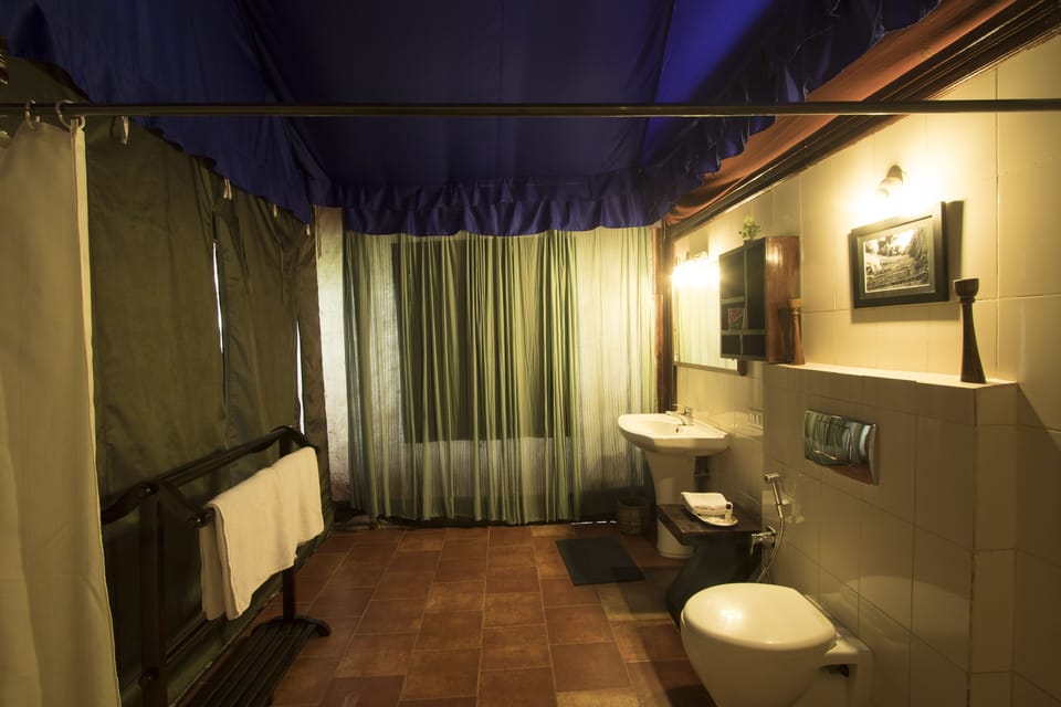 Luxury Tent | Bathroom | Bathrobes, towels