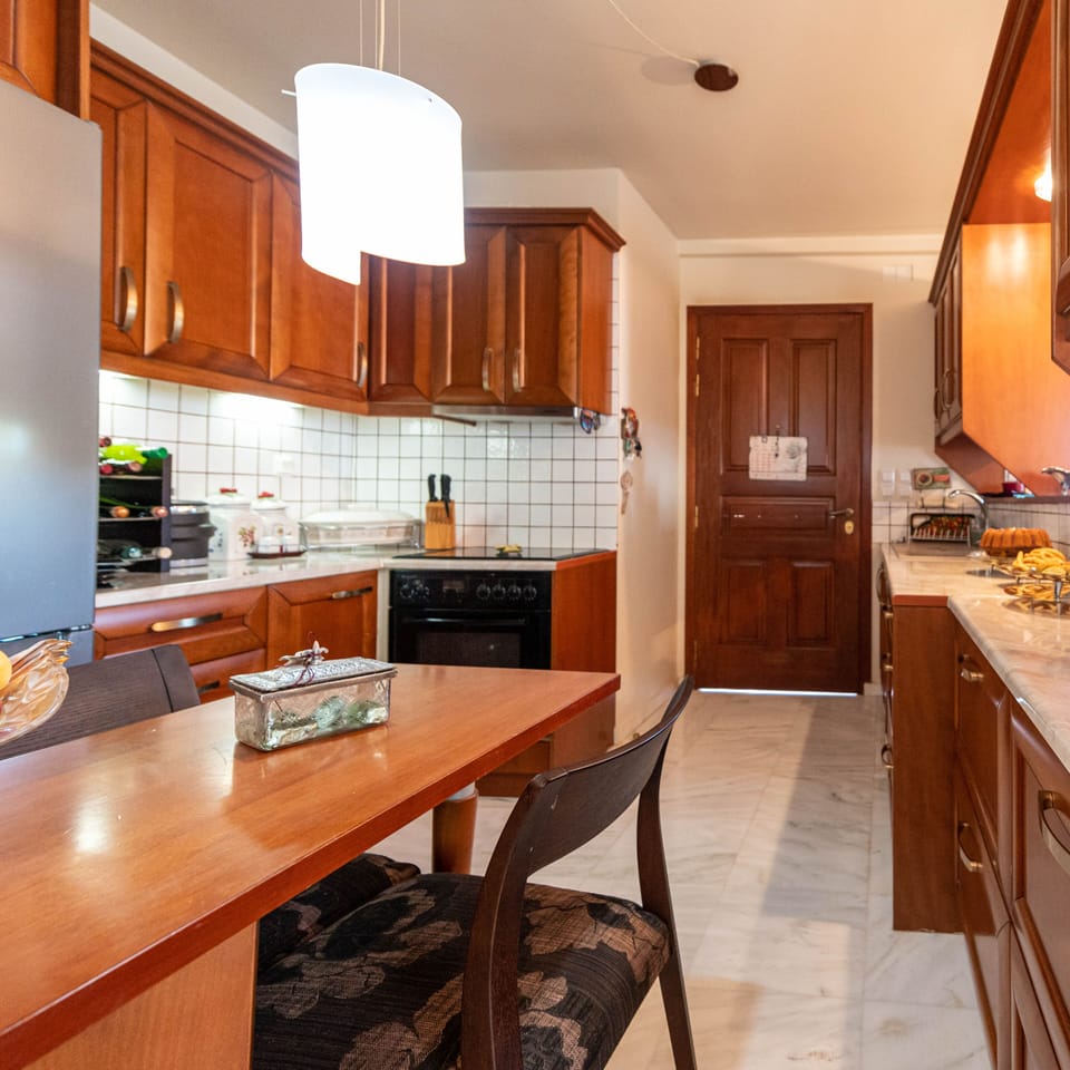 Full-size fridge, oven, stovetop, dishwasher